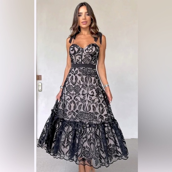Dresses & Skirts - Elegant Black Floral Lace Dress